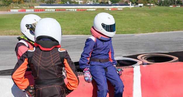 Pilotos de kart na pista