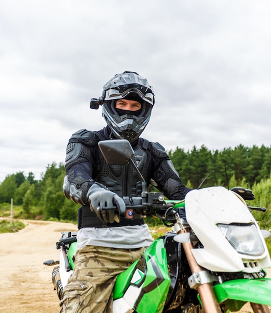 Pilotos de motocross na paisagem