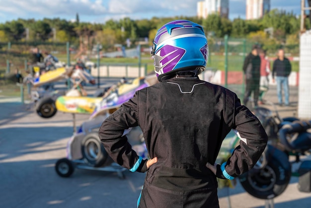 Pilotos de karting en la pista