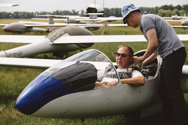 Pilotos preparándose para el vuelo en planeador.