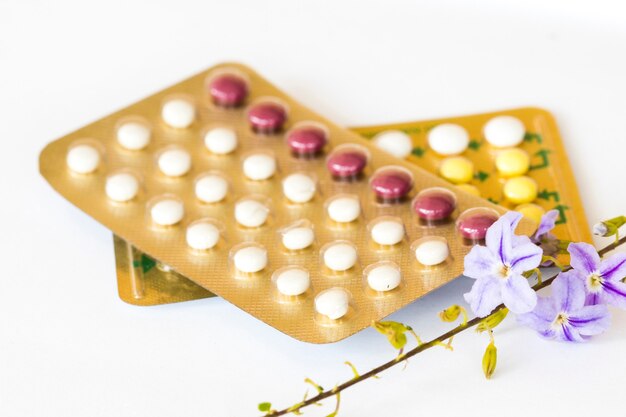 pílulas anticoncepcionais de mulher em branco