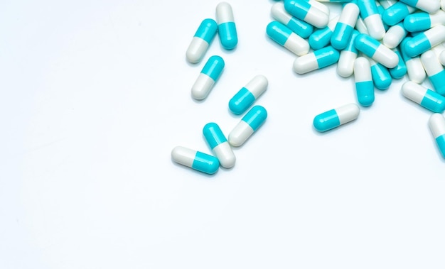 Pílulas de cápsulas antibióticas brancas e azuis conceito de resistência a antibióticos indústria farmacêutica