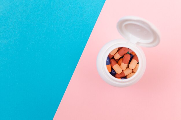 Pílulas de cores diferentes para indústria farmacêutica e medicamentos