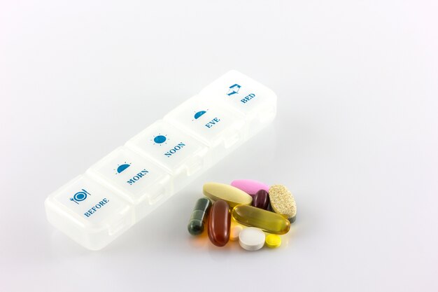 pílulas e vitaminas em caixa de pílula branca, tomar diariamente