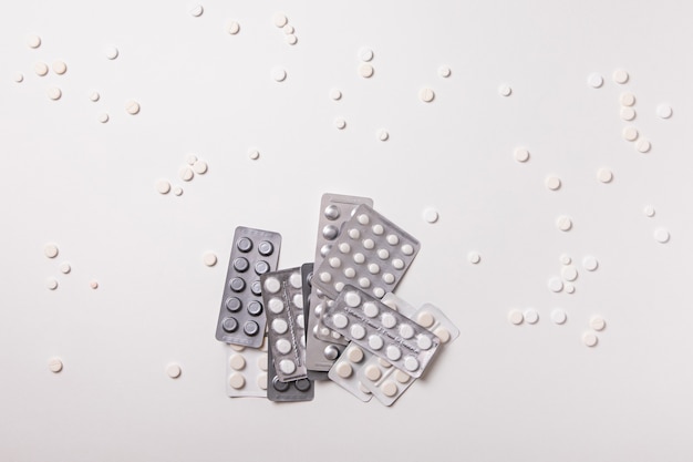 Pílulas planas deitar no fundo branco. conceito de saúde de tratamento médico farmacêutico. flatlay, vista superior.