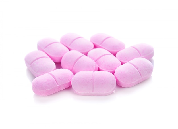 Pílulas rosa isoladas em um branco