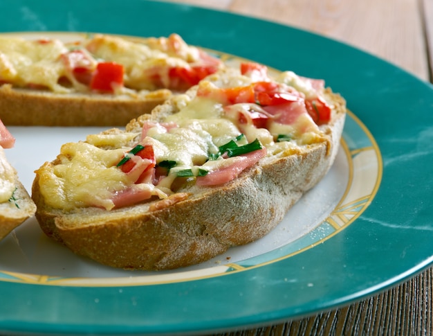 Pilz Gouda Melts.cheese Steak Sandwich. zerkleinertes Steak mit sautierten Pilzen, sautierten Zwiebeln und sautierten grünen Paprikaschoten.