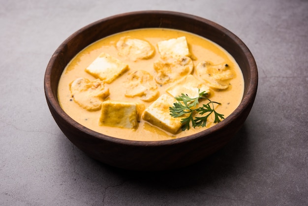 Pilz Paneer Curry oder Sabzi, serviert in einer Schüssel. selektiver Fokus