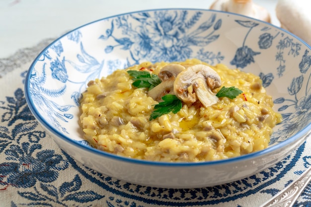 Pilz- und Safranrisotto-Nahaufnahme