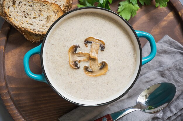 Pilzchampignonsuppe in der Schüssel mit Toast.