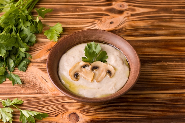 Pilzcremesuppe auf dem Tisch