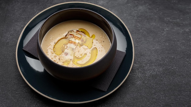 Pilzcremesuppe auf dunklem Hintergrund mit Platz für Text