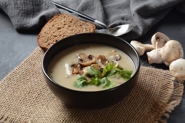 Pilzcremesuppe auf einer Schüssel