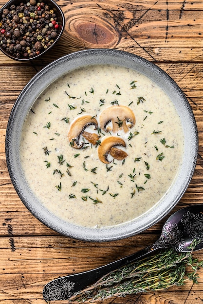 Pilzcremesuppe in einem Teller.