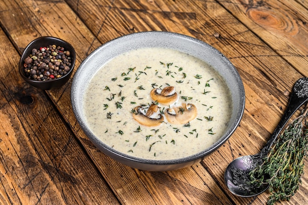 Pilzcremesuppe in einem Teller.