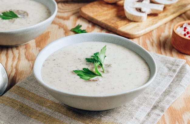 Pilzcremesuppe in grauen Schalen