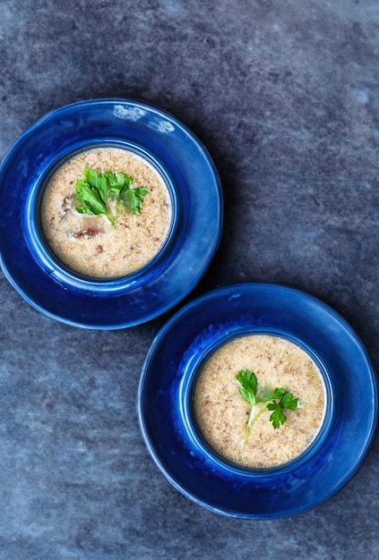 Pilzcremesuppe mit einem Löffel und Gemüsefoto