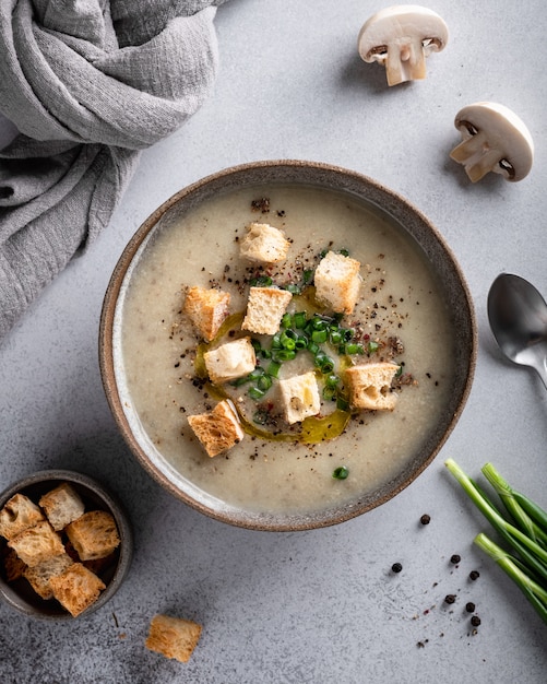 Pilzcremesuppe mit Pilzen und Croutons in einer Keramikschale