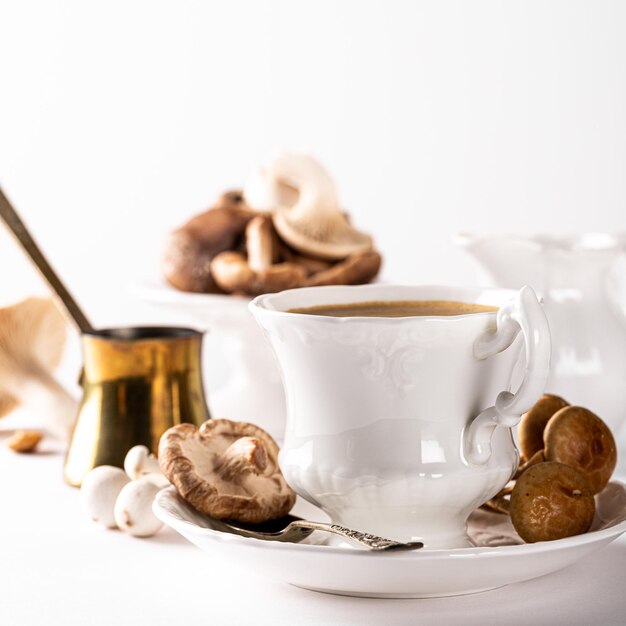 Pilzkaffee in einem alten Becher aus weißem Porzellan