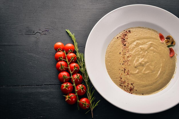 Pilzpüreesuppe. Auf einem hölzernen Hintergrund. Freiraum für Ihren Text. Ansicht von oben.