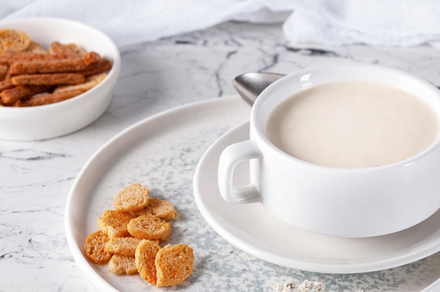 Pilzpüreesuppe serviert mit Croutons Leckere Suppe