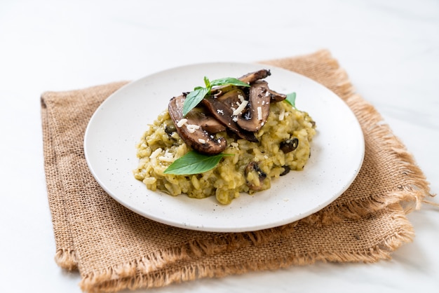 Pilzrisotto mit Pesto und Käse