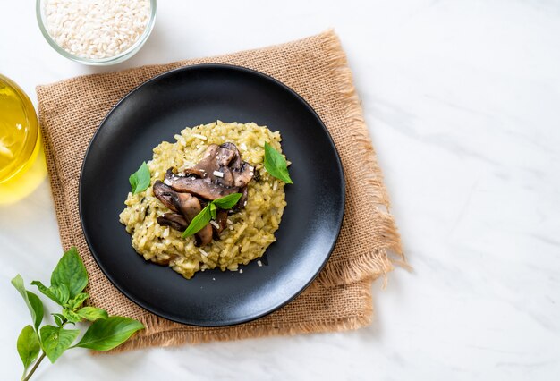 Pilzrisotto mit Pesto und Käse