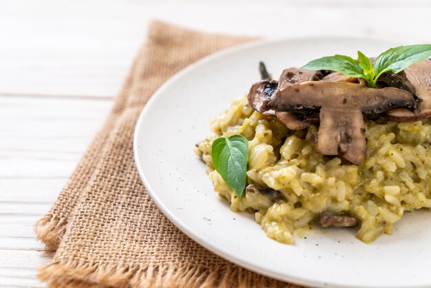 Pilzrisotto mit Pesto und Käse