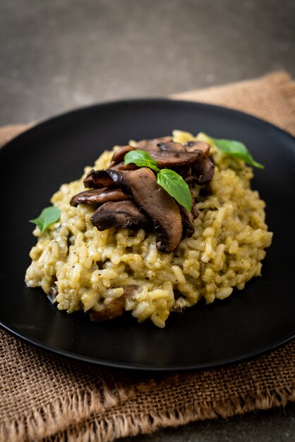 Pilzrisotto mit Pesto und Käse