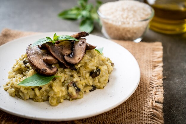 Pilzrisotto mit Pesto und Käse