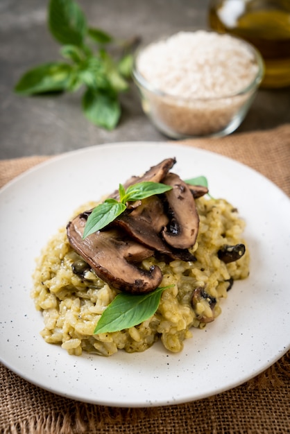 Pilzrisotto mit Pesto und Käse