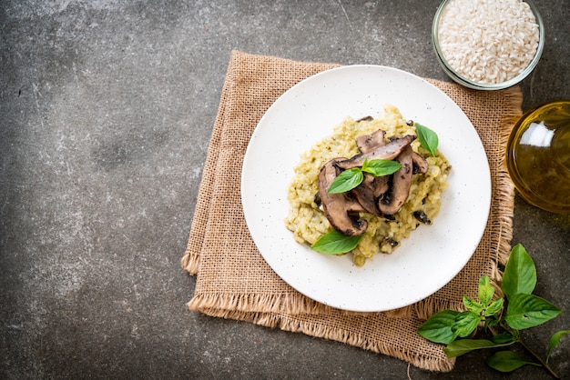 Pilzrisotto mit Pesto und Käse