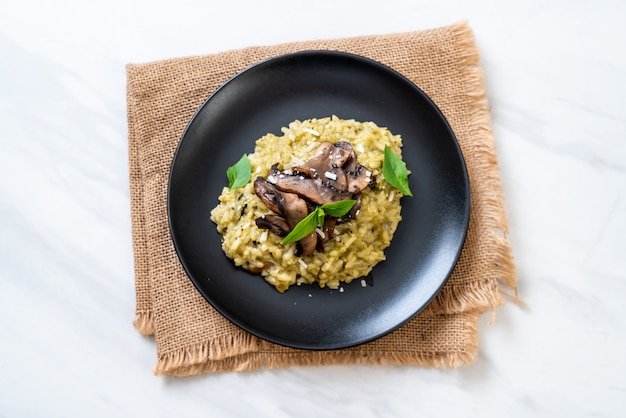 Pilzrisotto mit Pesto und Käse