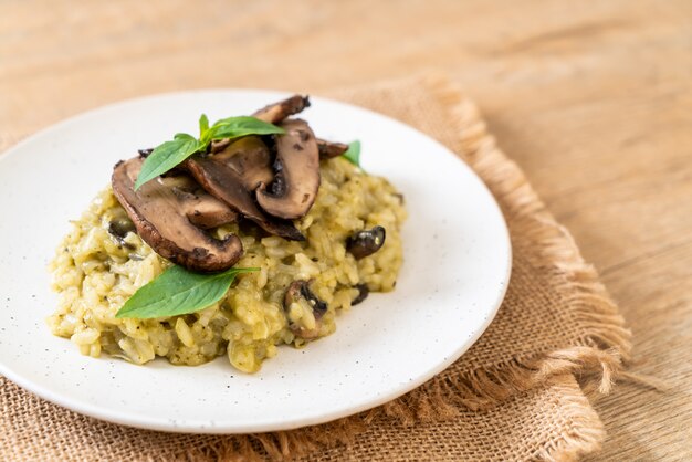 Pilzrisotto mit Pesto und Käse