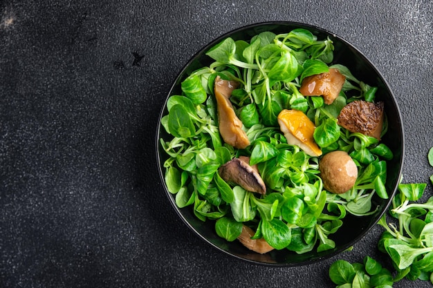 pilzsalat eingelegte pilze scheiben kochfertig snack gesunde mahlzeit essen snack auf dem tisch