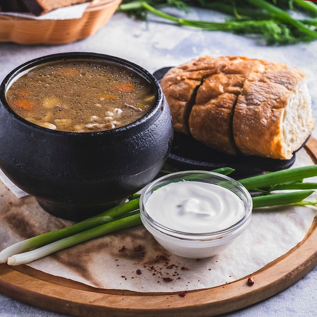 Pilzsuppe in einem Topf Closeup