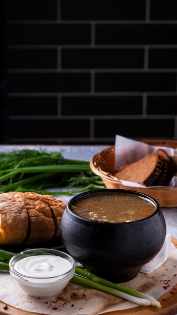 Pilzsuppe in einem Topf mit Kopienraum