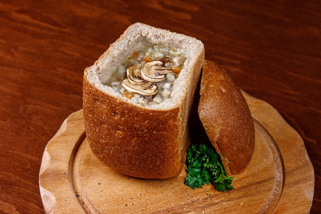 Pilzsuppe in einer Schüssel Brot