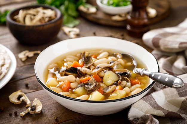 Pilzsuppe mit Bohnenkartoffeln und Karotten