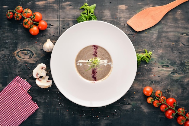 Pilzsuppe mit Sahne Draufsicht Freier Platz für Ihren Text Auf einem hölzernen Hintergrund