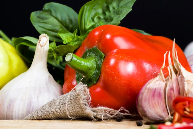 Pimenta, abobrinha, alho e outros vegetais e especiarias para cozinhar e molhos closeup de nutrição alimentar