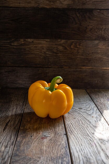 Foto pimenta amarela numa mesa de madeira