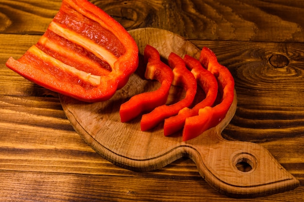 Foto pimenta búlgara crua fatiada na tábua