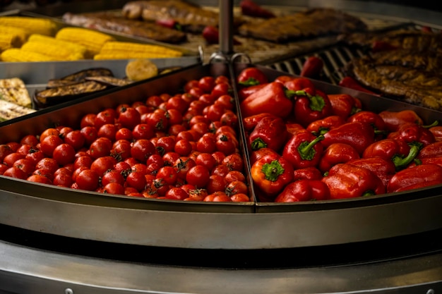 Pimenta búlgara e tomate para churrasco. Comida saborosa. Bufê