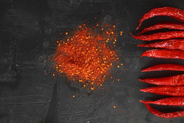 Foto pimenta caiena em especiarias de colher de pau e grupo de fundo de pimenta malagueta seca de pó de malagueta vermelha