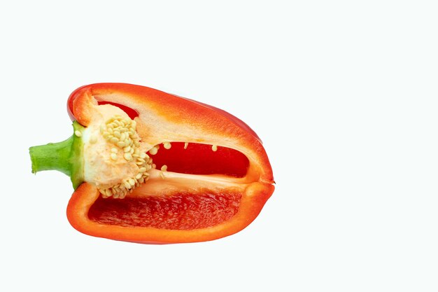 Pimenta de meia pimenta vermelha de close-up isolada em um fundo branco, copie o espaço. O conceito de dieta, nutrição adequada, alimentação saudável.