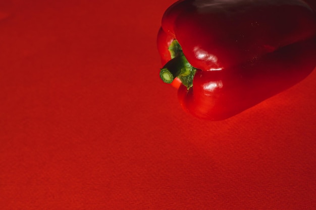 PIMENTA DOCE EM UM FUNDO VERMELHO foto para o menu nutrição adequada legumes frescos