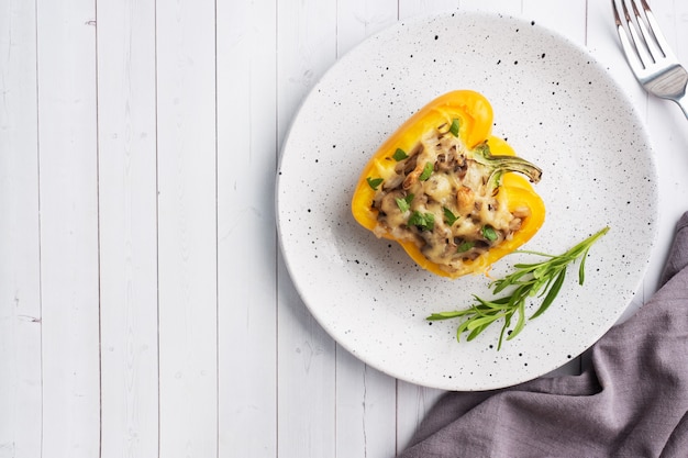 Pimenta doce recheada com arroz, cogumelos e queijo com ervas