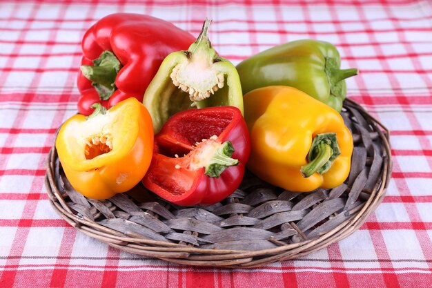 Pimenta em tapete de vime em fundo de tecido