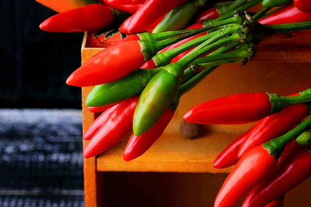 Pimenta em um estilo retrô de mesa de madeira escura